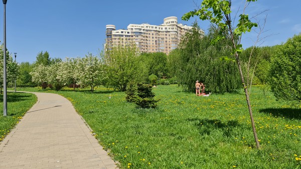 일광욕을 하는 모스크바 시민들 @뉴스코리아 안정현 특파원