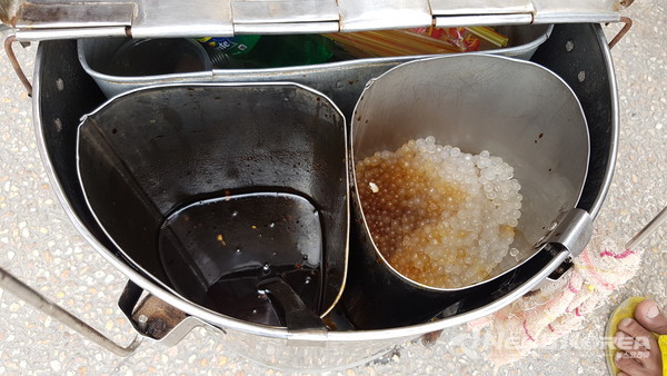 필리핀 대표음식 따호(Taho), 양철통에 순두부와 시럽을 넣고 다닌다. @뉴스코리아 이호영 특파원