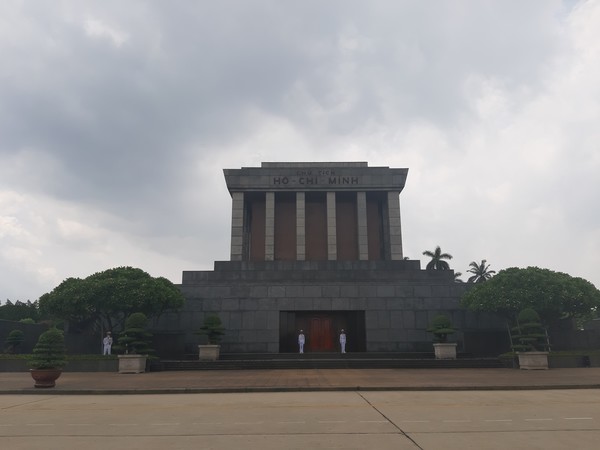 ﻿호치민 묘(Ho Chi Minh Mausoleum) : 1969년 사망한 호치민의 시신이 안치된 곳이며, 매시간 경비병 교대식을 볼수있다. @뉴스코리아 김경태 특파원