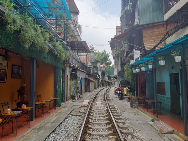 ﻿하노이 기찻길 (Hanoi Train Street) : 주택들 사이 철로를 따라 아직도 기차가 다니는 하노이에서 꼭 방문할곳중 한곳이다. 철길 양옆으로 카페와 식당이 자리하고 있어 색다른 분위기를 즐길수 있다. @뉴스코리아 김경태 특파원
