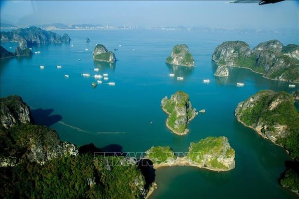 하롱베이의 수많은 섬들.  사진출처: VNA