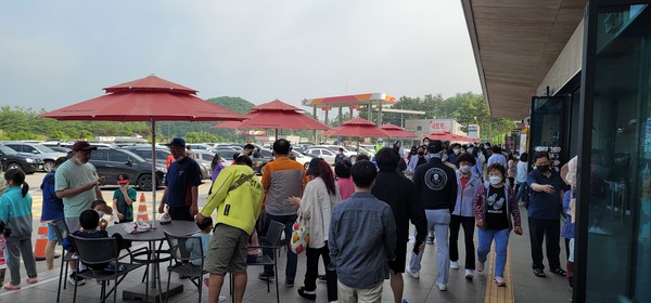 휴게소를 가득  메운 나들이객 @뉴스코리아 박범수 기자