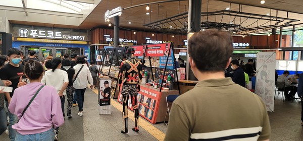 휴게소 안쪽 모습도 사람들로 붐비고 있다. @뉴스코리아 박범수 기자 