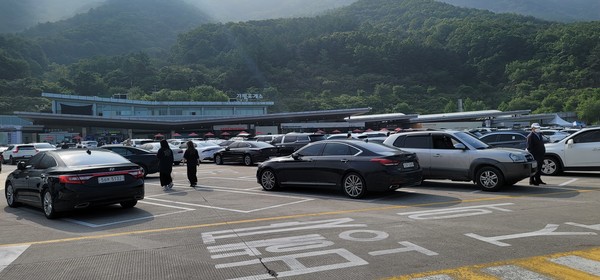 주차장에 가득 주차된 승용차량 @뉴스코리아 박범수 기자.