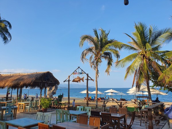 카페에 앉아 나트랑 바닷가를 바라보는 전망이 멋지다. @뉴스코리아 이웅연 특파원 