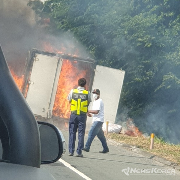 Sctex 도로에서 달리던 트럭에 화재가 발생해 트럭이 전소됐다 @뉴스코리아 (사진 : 통신원 제공)