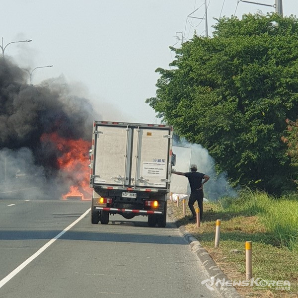 Sctex 도로에서 달리던 트럭에 화재가 발생해 트럭이 전소됐다 @뉴스코리아 (사진 : 통신원 제공)