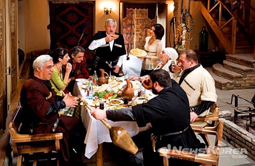 조지아 전통의상을 입고 진행되는 "푸로바와 타마다"푸로바는 가족, 소규모 만찬을 말한다 @뉴스코리아 박철호 특파원