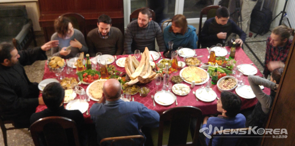 가족들의 만찬 '푸로바" 왼쪽 손들고 있는 사람이 "타마다" @ 뉴스 코리아 박철호 특파원