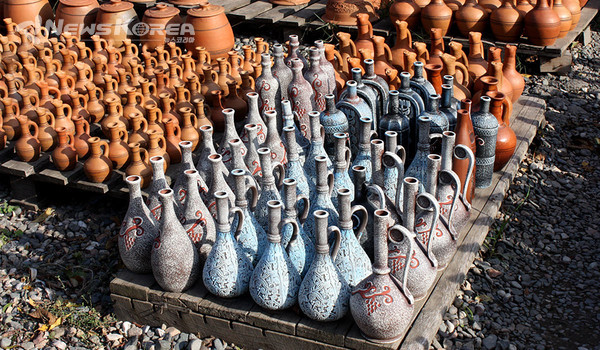 도키 - 와인 주전자 처럼 이용하는 전통 와인병 @뉴스코리아 박철호 특파원