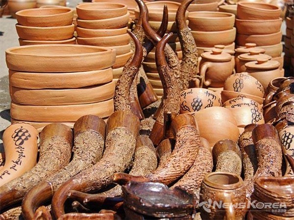 질 그릇으로  뿔잔 "칸지"도 와인잔으로 함께 만들어 사용한다 @뉴스코리아 박철호 특파원