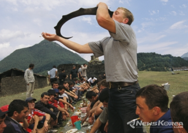 뿔잔인 "칸지"는 돌아가는 잔이다 ,사진 처럼 대형잔은 운동 경기등 단체 행사시 주로 사용한다 (약 5리터의 와인이 들어 간다)  @뉴스코리아 박철호 특파원