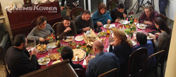 왼쪽 혼자 앉은 사람이 타마다 , 양옆에 어깨를 마주하며 않아서 만찬을 즐긴다 @뉴스코리아 박철호 특파원