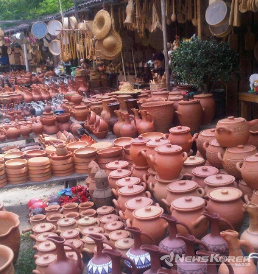 바투미가는 길에 판매 하는 각종 질그릇 시장 ,소쿠리 같은 나무 제품과 나무 도마등 직접 손으로 만든 다양한 제품들을 판매한다 @뉴스코리아 박철호 특파원