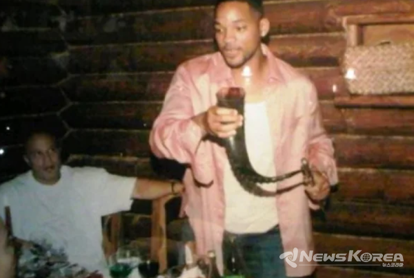 2011년 조지아 전통 레스토랑에서 "칸지"를 들고 있는 '윌 스미스" @뉴스코리아 박철호 특파원