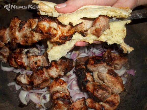 조지아 전통 빵이 "데다스 뿌리 쇼티(엄마의 빵 쇼티)"를 이용해 바비큐를 빼어 내어 같이 빵과 같이 먹는 바비큐가 제일 맛이 있다 @뉴스코리아 박철호 특파원