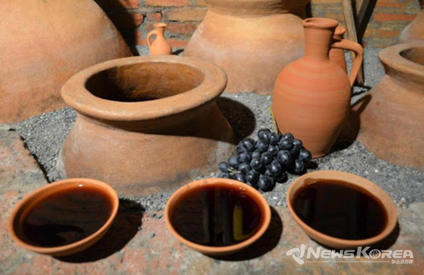 땅에 묻혀 있는 와인 항아리 "크베브리" 와인을 담는 "도키" 그리고 와인 잔 "피알라" 킨지마라울리 포도 품종과 피알라에 담겨 있는 킨지마라울리 와인 @뉴스코리아 박철호 특파원