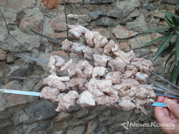 돼지 고기 바비큐 "호리스 츠와디"를 만드는 과정 @뉴스코리아 박철호 특파원