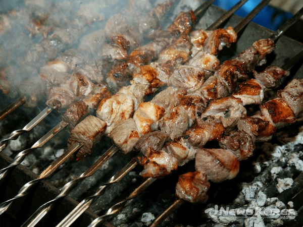 숯불 구이 하고 있는 츠와디 @뉴스코리아 박철호 특파원