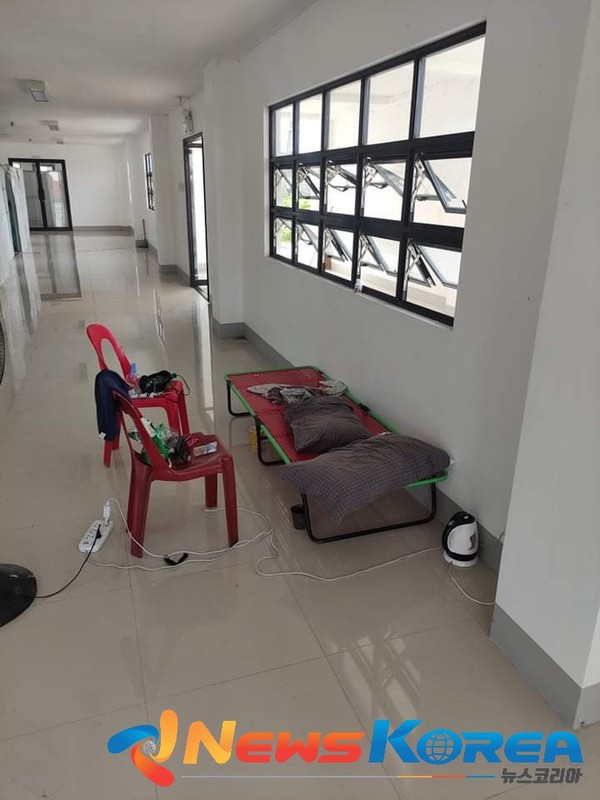 일로일로 코로나 격리 시설 - 시설에 냉방 장치가 없어서 복도에서 생활하는 환자  @뉴스코리아 이학철 특파원