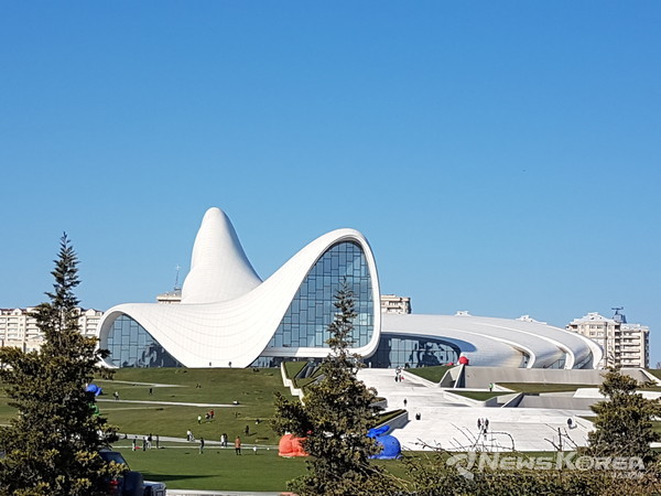 동대문 디자인 플라자를 디자인 했던 디자이너 자하하디의 작품인 알리예프 박물관 @뉴스코리아 박철호 특파원