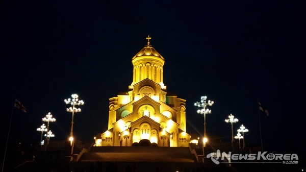 트빌리시 츠민다 사메바( 성 삼위일체) 교회 야경 @뉴스코리아 박철호 특파원