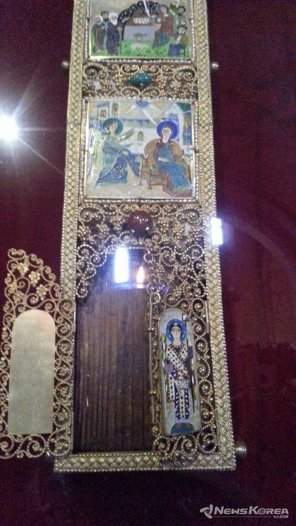 골고다에서 예수가 달렸던 십자가 조각중 하나가 보관 되어 있는 므츠헤타 생명을 주는 기둥 교회 내부 @뉴스코리아 박철호 특파원