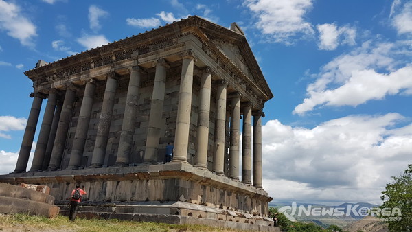 미트라 태양신 신전이었던 가르니 신전(파르테논 신전에 축소판) @뉴스코리아 박철호 특파원