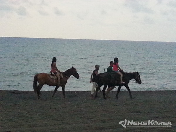 조지아 서해 흑해에 위치한 마그네틱 성분이 많은 흑사장 해변 @뉴스코리아 박철호 특파원