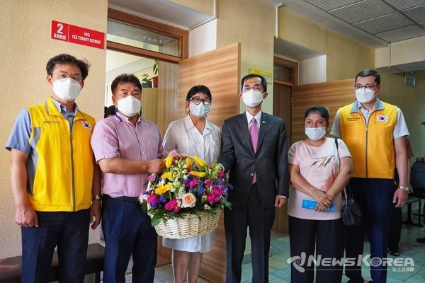 ▲병원장에게 꽃다발을 전달하는 모습 사진왼쪽부터 김문재영사,강창석한인회장,아흐메도바 주흐라 병원장,강재권대사- @뉴스코리아 신현권특파원