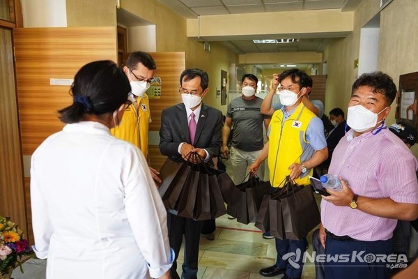 ▲선물을 전달하는 강재권 대사- @뉴스코리아 신현권특파원