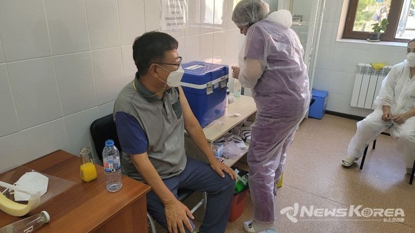 ▲ 코로나19 백신(스프트니크V)접종을 맞고 있는 기자 @뉴스코리아 신현권 특파원