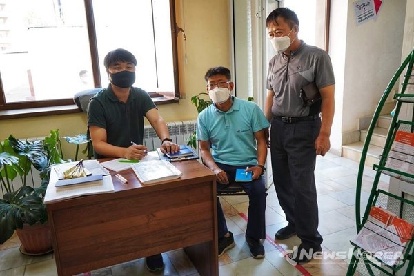 ▲봉사활동을 하고 있는 한인회 임원 사진 왼쪽부터 김종진 사무국장 ,안인철 부회장,홍성국 부회장- @뉴스코리아 신현권 특파원