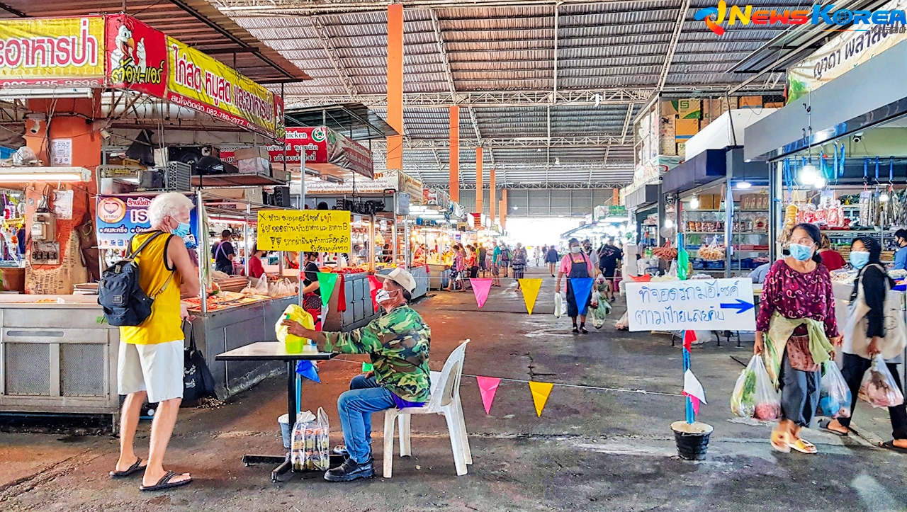엉성하게 시장 한가운데 설치된 방문자 체크 및 발열 체크 장소 @뉴스코리아 김대민 특파원