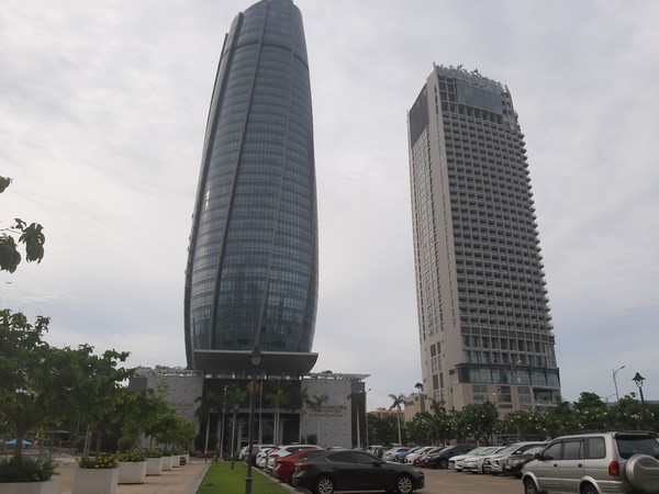 ﻿다낭시청(왼쪽)과 노보텔 호텔(우측) 모습. @뉴스코리아 김경태 특파원