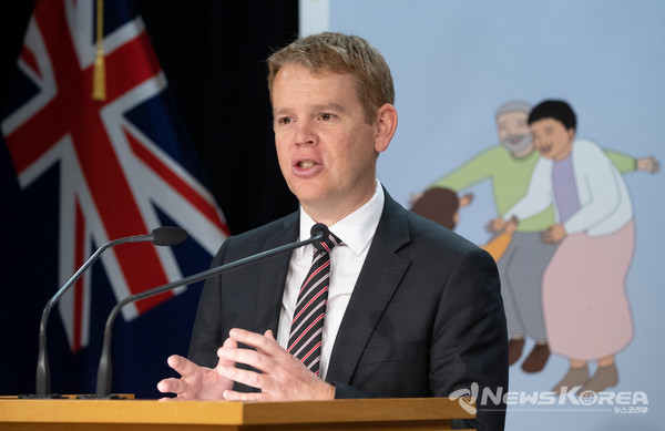 크리스 힙킨스 Covid-19 대응장관이 백신관련 발표를 하고있다(사진제공 = 위클리코리아)