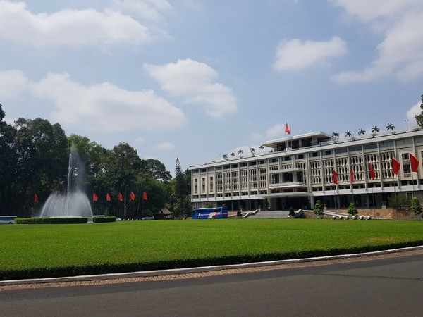 통일궁과 앞의 잔디정원과 분수대 @뉴스코리아 이웅연 특파원 