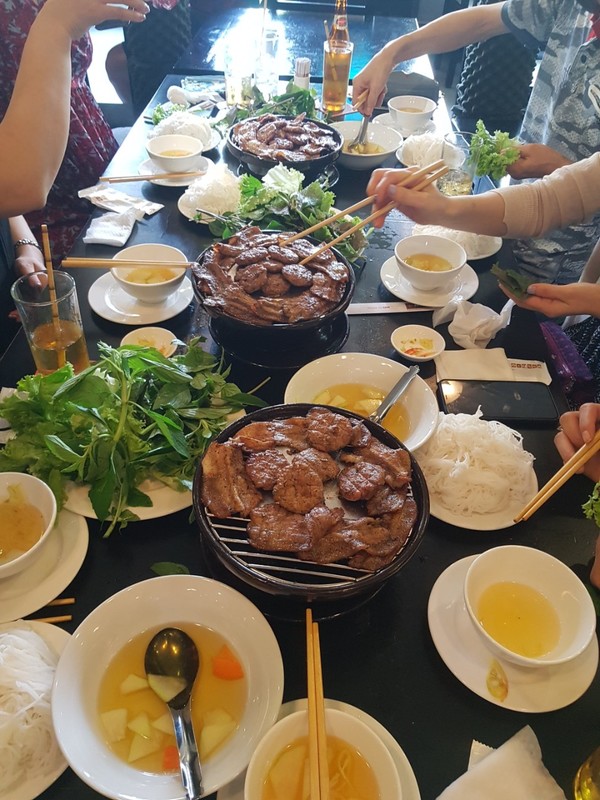 분짜는 숯불에 구운 양념 삼겹살과 떡갈비를 쌀국수면과 함께 멸치액젓인 늑맘소스를 찍어 야채에 쌈 싸먹는 음식이다. @뉴스코리아 이웅연 특파원 