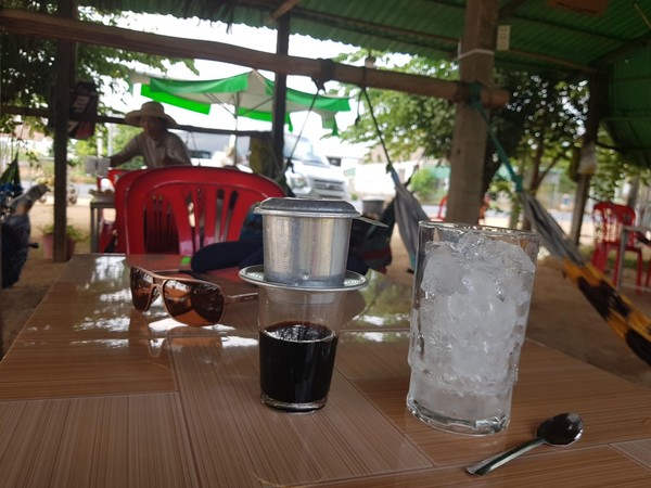 해먹 까페에서 마시는 베트남 아이스커피 제조중 @뉴스코리아 이웅연 특파원 