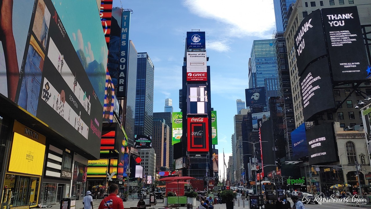 ▲ 사진 : COVID-19 이전으로 돌아간 뉴욕의 타임즈 스퀘어 (2021. 6. 9 촬영, 페이스북 갈무리)
