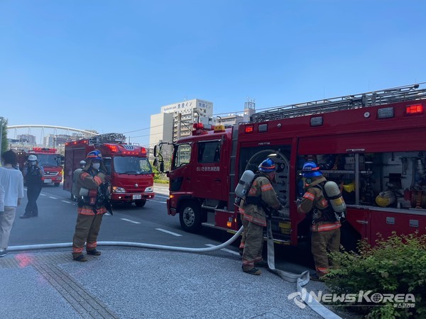 연기속에 진압을 마친 소방 대원들 @뉴스코리아 김양현 특파원