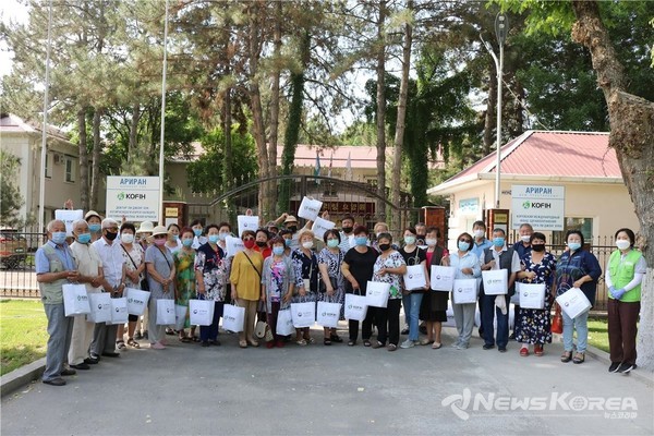 ▲kf94 마스크를 받고 아리랑요양원 앞에서 단체 사진 - @뉴스코리아 신현권 특파원