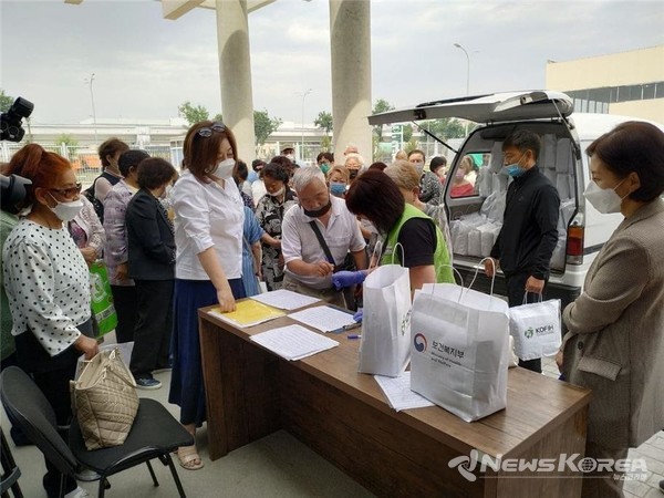 ▲한국에서 보내온 kf94 마스크를 배부하는 모습- @뉴스코리아 신현권 특파원