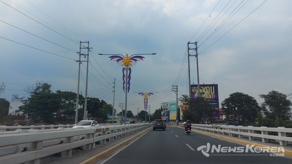 필리핀 앙헬레스시(市)가 필리핀 독립기념일을 기리며 희망과 용맹을 상징하는 랜턴을 설치했다 @뉴스코리아 이호영 특파원