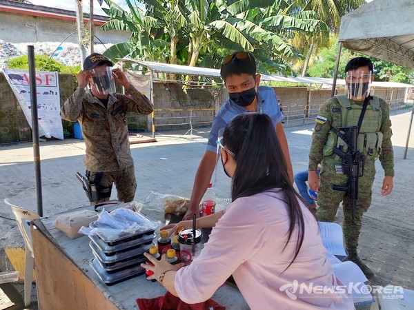 ​다바오시를 돌아다니며 도시락을 나눠주고 있는 모습  @뉴스코리아 이재숭 특파원