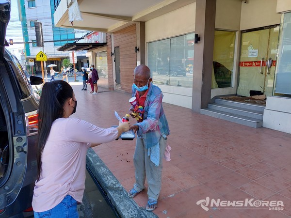 다바오시를 돌아다니며 도시락을 나눠주고 있는 모습 @뉴스코리아 이재숭 특파원