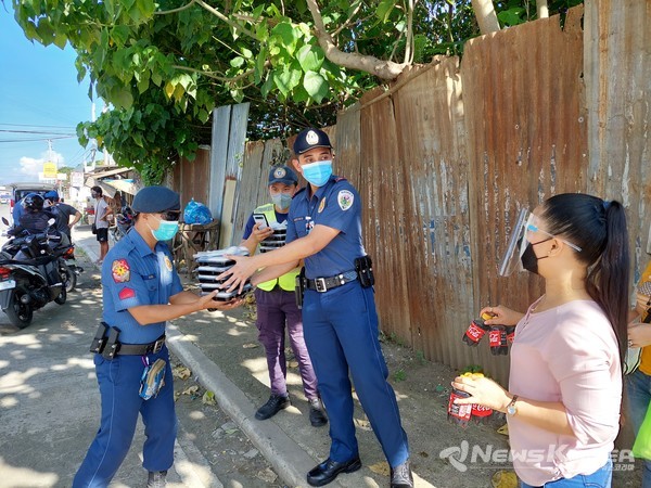다바오시를 돌아다니며 도시락을 나눠주고 있는 모습  @뉴스코리아 이재숭 특파원
