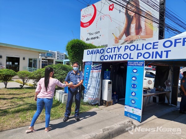 다바오시를 돌아다니며 도시락을 나눠주고 있는 모습 @뉴스코리아 이재숭 특파원