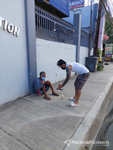 다바오시를 돌아다니며 도시락을 나눠주고 있는 모습 @뉴스코리아 이재숭 특파원
