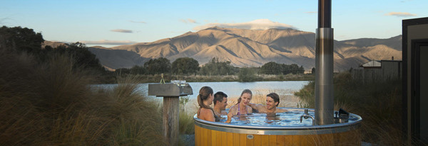 뜨거운 온천에서 즐기는 풍경(Copyright © 2020 Tourism New Zealand [or its licensors])